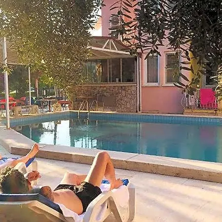 Ξενοδοχείο με διαμερίσματα Sato 3*